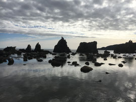 雲が海面に映り幻想的な橋杭岩