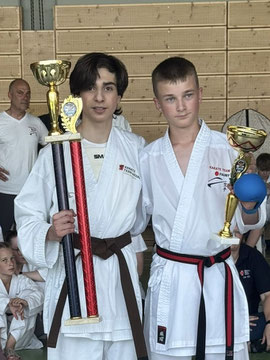 Bild von Arsen Aydemir mit seinem Finalgegner. 