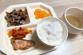 鮭のバター焼き、豚と野菜の炒め煮、白米、みそ汁、みかん