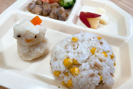 混ぜご飯と雪だるまのポテトサラダ