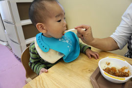 給食を食べる赤ちゃん