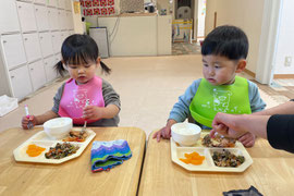 給食を食べる子ども達