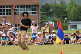 石川遼プロもスナッグゴルフにトライ!