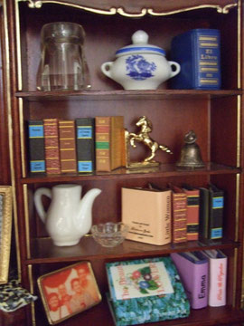 Otros títulos de mi minibiblioteca: Emma, Pride and Prejudice, Beowulf, Poems of Robert Burns, Poems of Lord Byron, Wuthering Heights, Rob Roy y Little Women (mi libro preferido de la infancia) El libro más grande es "The beauty of flowers"