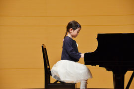 白山市のＡ's  piano  roo子供がピアノを弾く風景