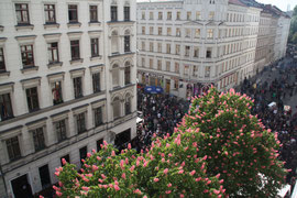Blick von oben am 1.Mai: Myfest in Kreuzberg, Adalbertstrasse Ecke Naunynstrasse in SO36. Foto: Helga Karl