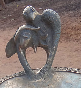 La poignée d'un tabouret de bronze style lobi réalisé à Bobo Dioulasso en Aout 2013