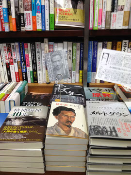 同店では、政治思想や日本近代史ではなく、あえてノンフィクションの売場に展開。これが奏功、早速補充をいただく。