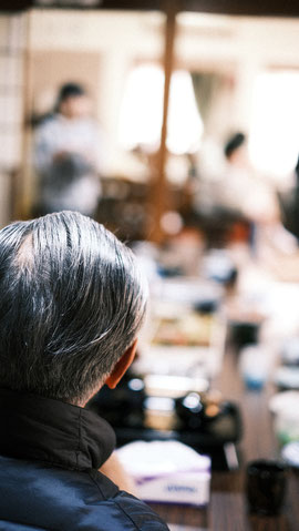 2023年　新年の宴会 見守る父