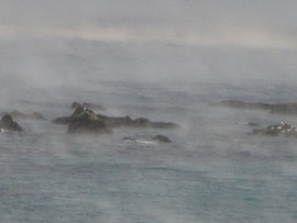 寒い冬の海の「けあらし」