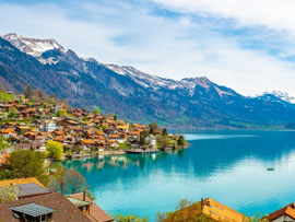 ブリエンツ湖の街並みとアルプス山脈