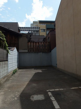 北側、7階建集合住宅。東西南は2階建。南側建物の屋上物干しからの目線が気になる。