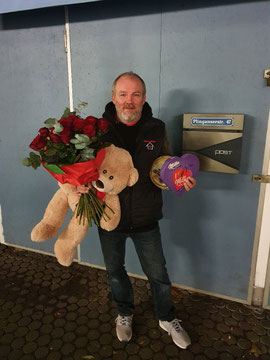 Lieferung für Valentinstag Rosen und Geschenke kaufen Lieferant mit vielen Roten Rosen Herz Schokolade vor der Blumenhuette am Harras in Muenchen Sendling