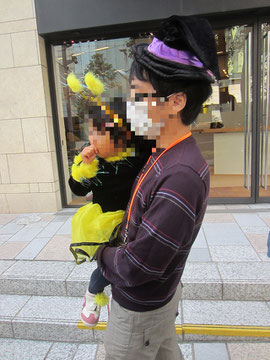 兄はしぶしぶ魔法使いのコスプレ。^^ほんとはすきなはず。(笑)。