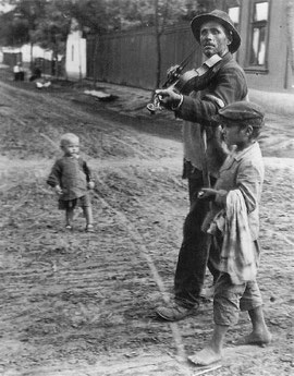 violoniste errant Hongrie by KERTESZ