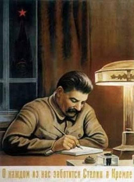 Ein Plakat aus den Zeiten Stalins Diktatur. Die russische Unterschrift lautet, wörtlich übersetzt: Für jeden von uns sorgt Stalin im Kreml. [Oh ja!]