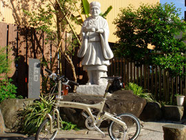 北千住 芭蕉像前にて