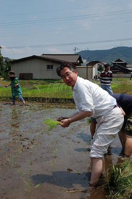 自ら田んぼへも入られる平岡副校長先生