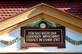 Schriftzug auf den Brunnenbau.