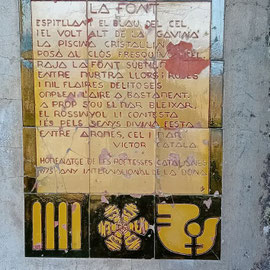 Eine neben dem Brunnen angebrachte Tafel mit einem Gedicht "DER BRUNNEN" der katalanischen Schriftstellerin Viktor Català (Catarina Albert - 1869 -1966)