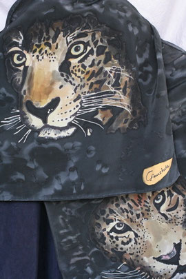 Seidenschal: Jaguar, schwarze Guttalinien, Anti-Flow, Aquarell-Technik, Salz