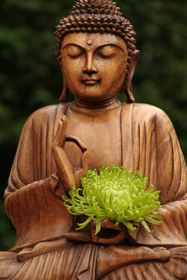 Biddha, Holzskluptur mit grüner Blume. Ohne digitale Nachbearbeitung