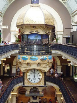 große Uhr in der Queen-Victoria-shopping-mall