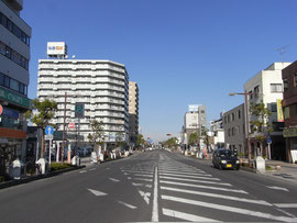 春日部駅ロータリーからつながる直線道路写真