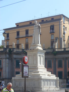 Estatua dedicada a Dante en Nápoles, Italia