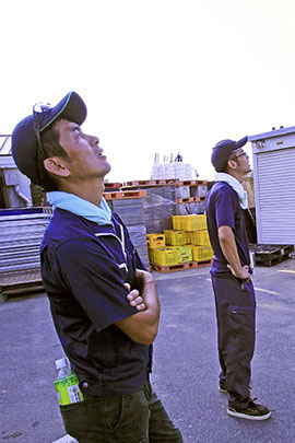 舞い上がったドローンを見つめる池上さんと高橋亮太さん。その場のほぼ全員、こんな感じでした（笑）。