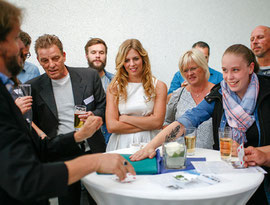 Unter deiner Hand! - Close Up Magie mit dem Sylt Zauberer