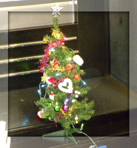 　ちっちゃなクリスマスツリーですが、電飾もあります