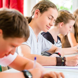 Schüler bei einer Schularbeit