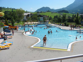 Erlebnisbecken - über diesen Beckeneinstieg kann man mit dem Rollstuhl direkt ins Wasser
