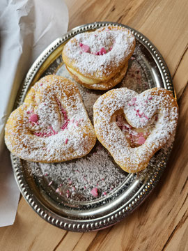 Windbeutel-Herzen ein romantisches Gebäckstück zum Valentinstag