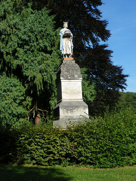 Statue de Saint-Louis (natif, selon certains, de la Neuville-en-Hez) dominant  le site de l'exposition