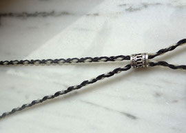 Rund geflochten aus 2 schwarzen und 2 weißen sehr dünnen Strängen.  Diese Flechtart ist gut geeignet für Halsketten an die z. B. ein Kettenanhänger angebracht wird.