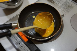 卵液を熱したフライパンへ流しいれます。