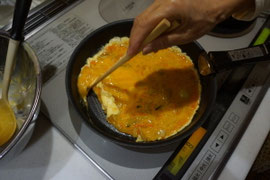 卵液を焼いていきます。