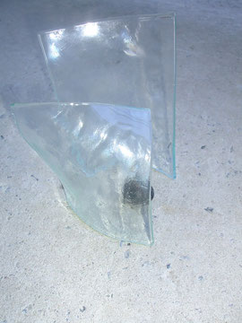 "guérison"   Sculpture, verres thermoformés et schiste noir cristallin, impression numérique,  F.350x350x350cm (2010)