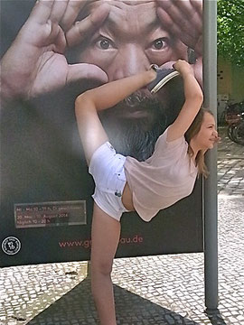 Charlotta mit ihrer Schwester Emilia auf der Ai Weiwei-Ausstellung in Berlin, Mai 2014.