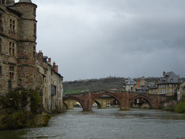 Le Pont Vieux, en grès rose. Auparavant fermé par un pont levis, il supportait trois tours et une vingtaine de boutiques