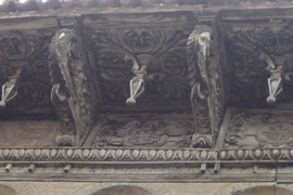 Traditionnel auvent de bois sculpté sur les maisons cossues de la Calle Mayor