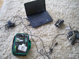 "l'électronique", ordinateur portable, caméscope, câbles en tout genre, piles et chargeur
