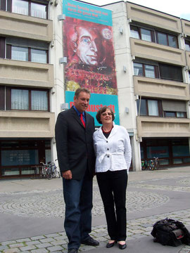 Verhüllung Amtshaus Donaustadt: Bezirksvorsteher Norbert Scheed & Milu Löff-Löffko