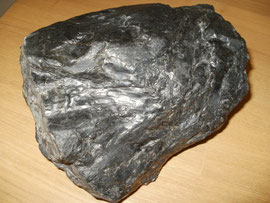 秩父山中の露頭から採取した黒鉛シリカ 2.2kg。、微量の自然放射線0.32μSv/h含む。足底に敷いた実験から血液がサラサラ。希望者に無料提供しています。只今65名様。本日も希望のメールが入りました
