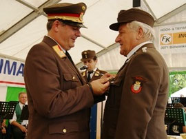 LFR Fahrafellner übereichte das Verdienstzeichen an Leo Birawe.