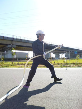 検品・梱包担当の服部氏による正しい放水の構え方