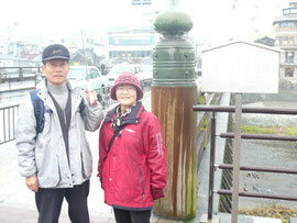 小雨の中三条大橋に到着