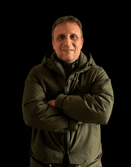 signore sorridente con giacca
